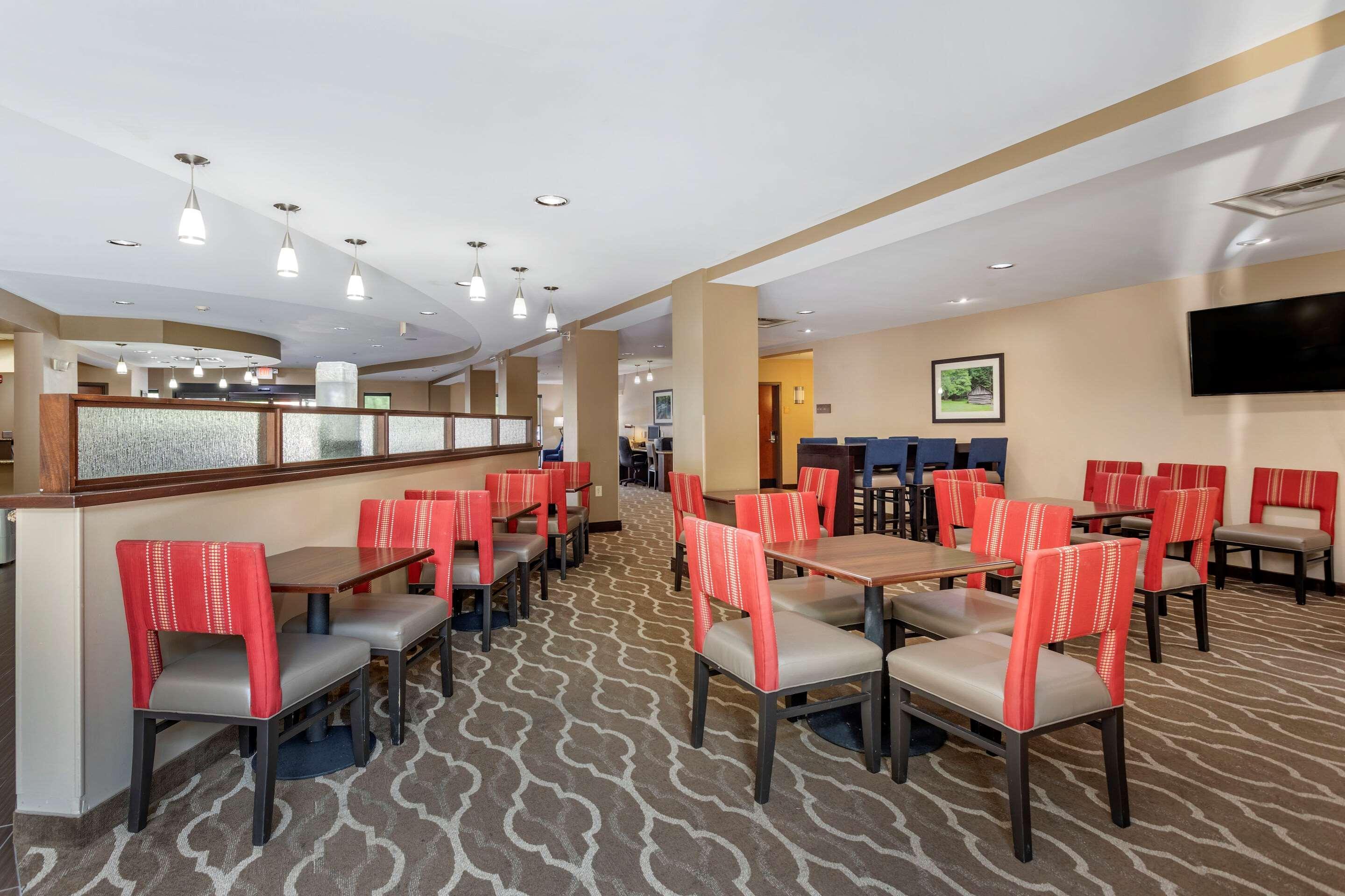 Comfort Suites Manchester Exterior photo
