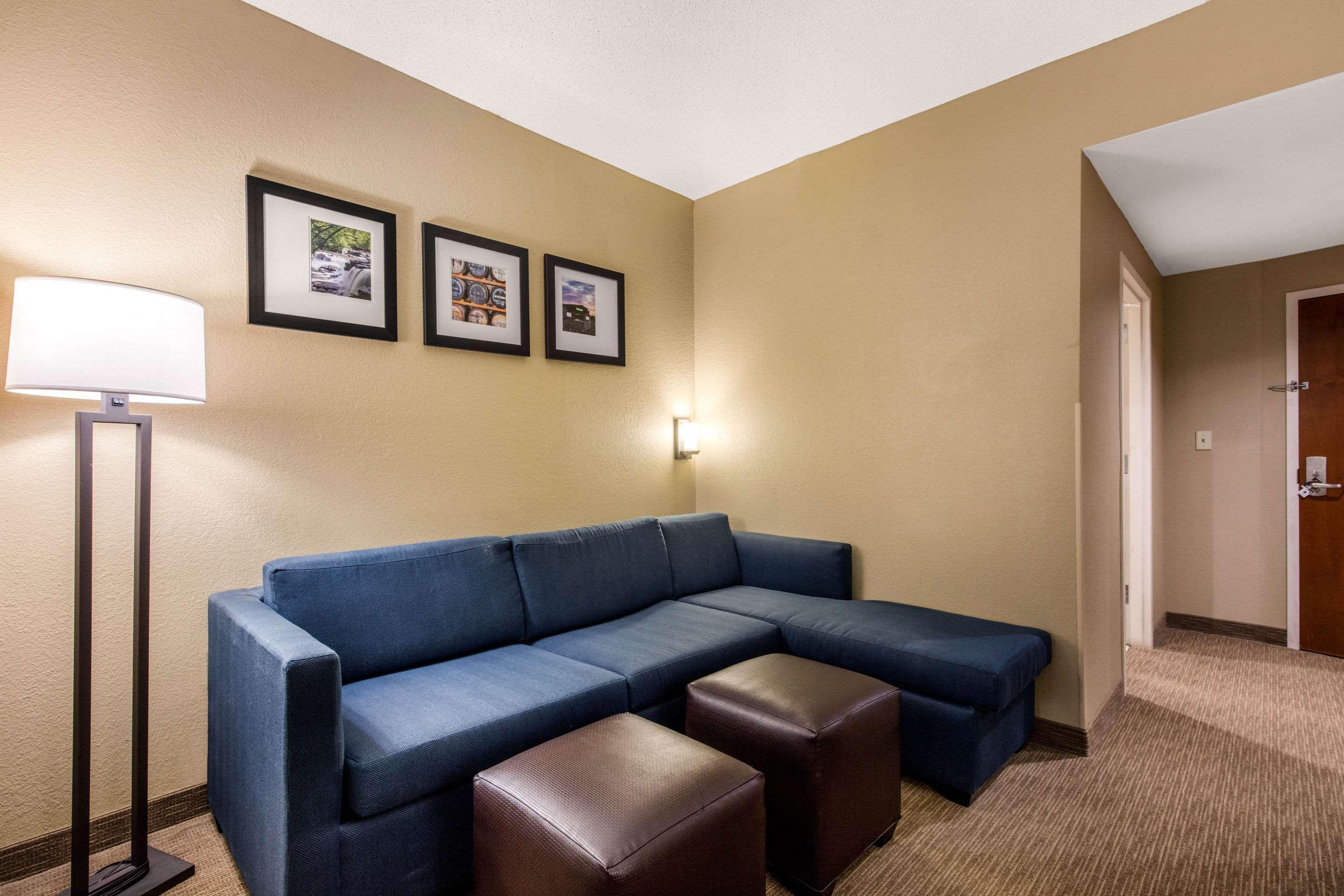 Comfort Suites Manchester Exterior photo