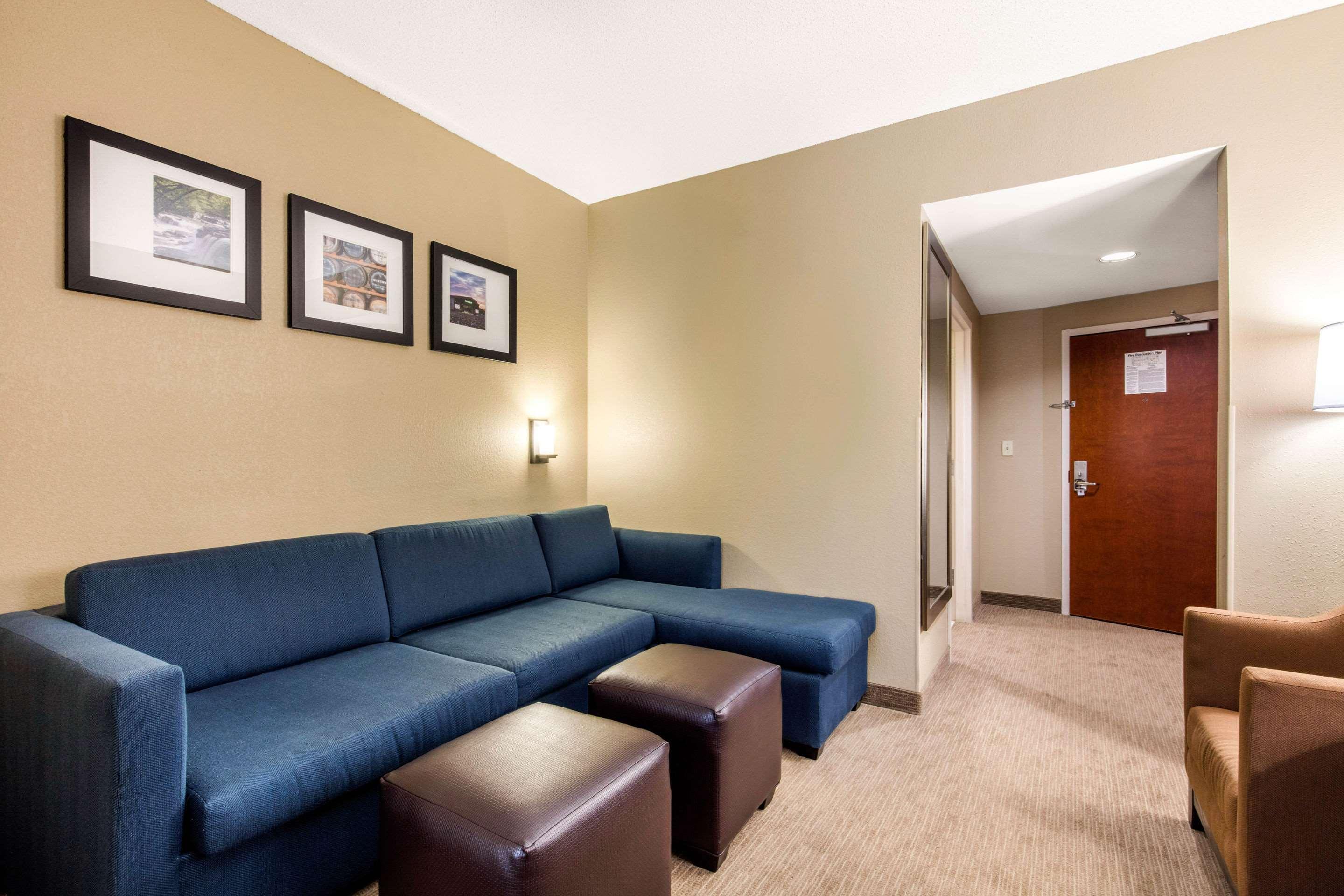 Comfort Suites Manchester Exterior photo