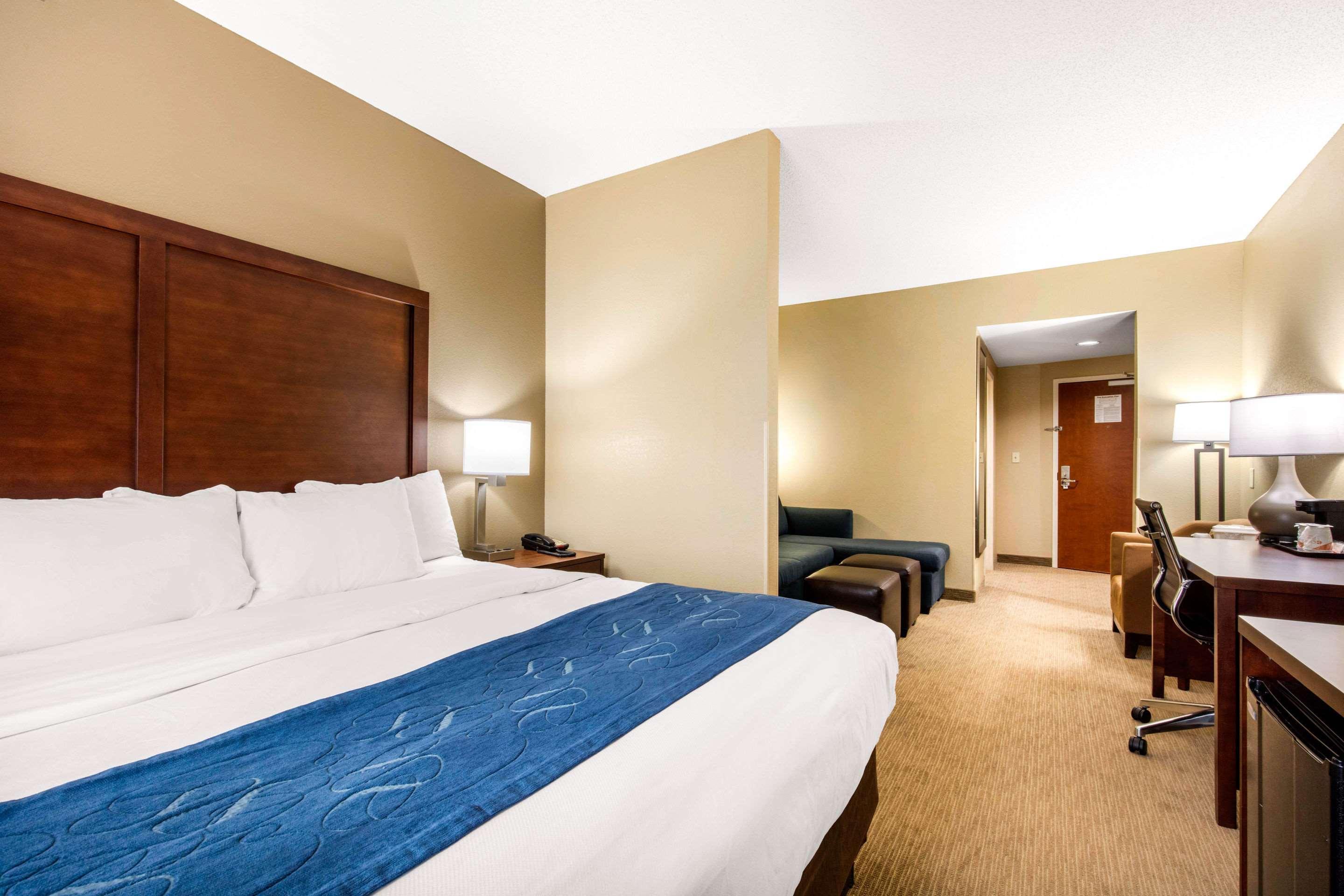 Comfort Suites Manchester Exterior photo