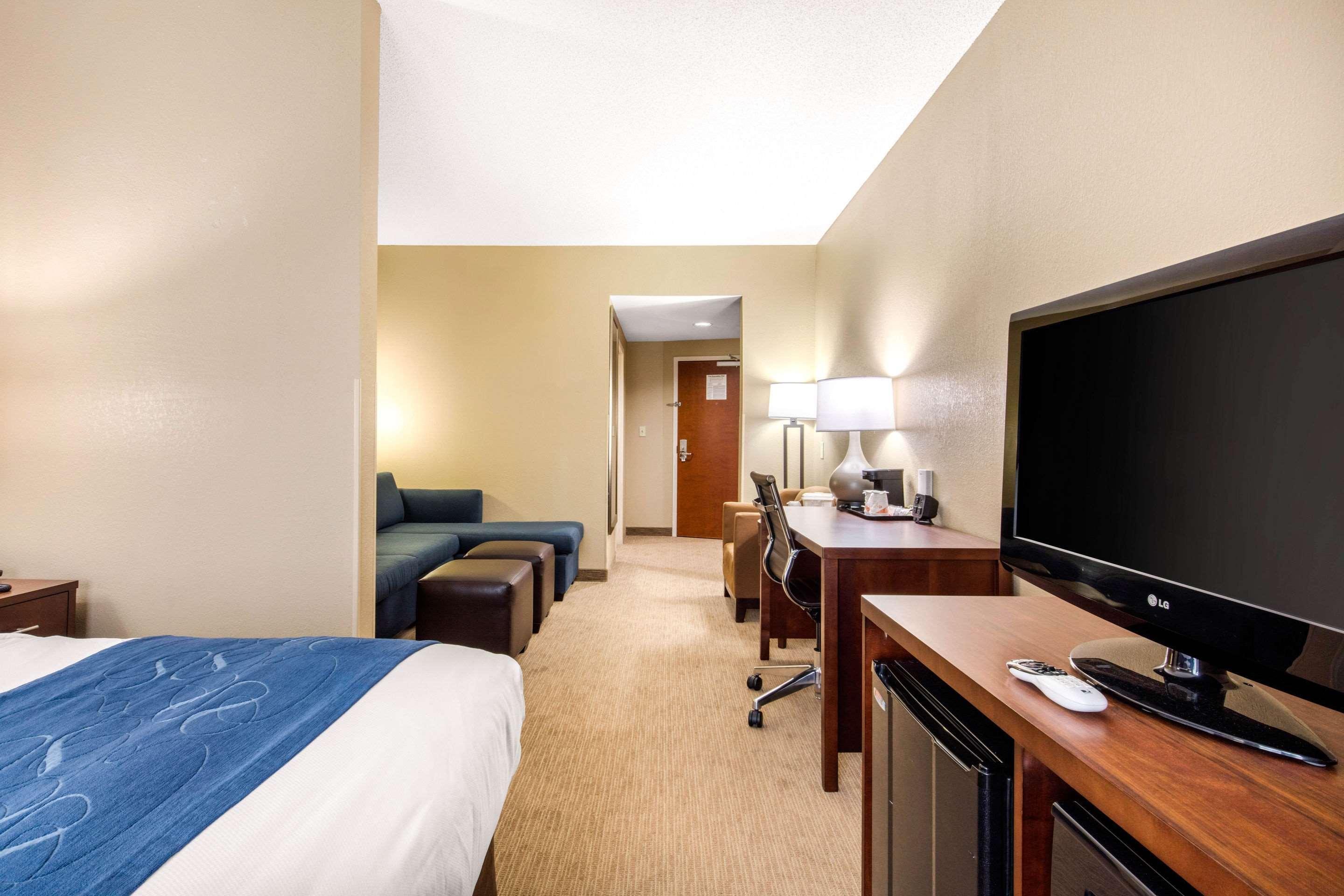 Comfort Suites Manchester Exterior photo