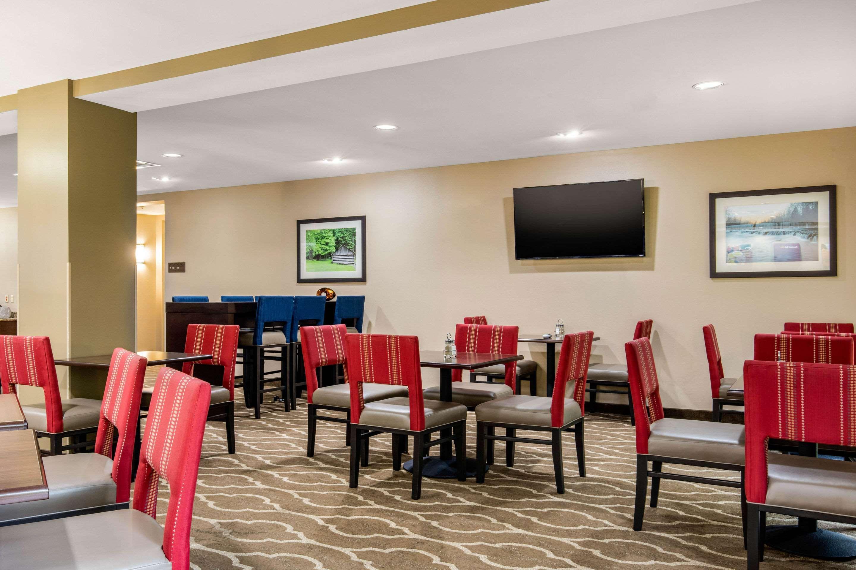 Comfort Suites Manchester Exterior photo